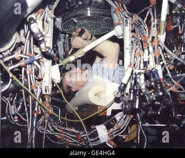 (1995) Un technicien s'occupe de l'entretien d'un moteur principal de navette (SSME) dans la construction de 3202 en vue d'un tir d'essai à la John C. Stennis Space Center. Banque D'Images