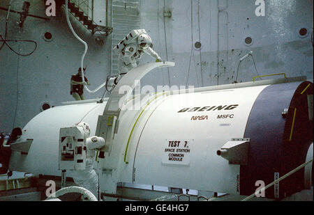 (1 décembre 1985) l'image montre deux astronautes canadiens pratiquant des techniques de construction, pour la construction de la station spatiale en flottabilité neutre Simulator (NBS) au Centre spatial Marshall (MSFC) en 1985, au début du programme de la station spatiale. La NASA a commencé à fonctionner le MSFC à NBS en 1968. La SNB a fourni un excellent environnement d'impesanteur aux astronautes et ingénieurs afin de tester le matériel conçu pour fonctionner dans l'espace tout en offrant la possibilité d'évaluer les techniques qui ont été utilisées dans l'espace pour assembler des structures telles que Skylab, télescope spatial Hubble et de la Station spatiale internationale. Le réservoir est NBS Banque D'Images