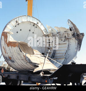 (22 avril 1986) Le 28 janvier 1986, la navette spatiale Challenger et ses sept membres d'équipage ont été perdues lors de la rupture d'un joint torique dans le droit atome a provoqué une explosion peu après le lancement. À l'aide de sonar sous-marins et d'équipements, entre autres, à analyser le fond de l'océan de débris, d'équipes de recherche et de récupération situé à beaucoup de morceaux de la navette. Montré ici est l'avant de la jupe droite atome (SRB), qui transfère les forces de poussée de la CSR pour le réservoir externe et contient une grande partie de l'instrumentation électrique de SRB et sous-système. Banque D'Images