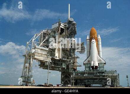 Le Crawler Transporter apporte la navette spatiale Discovery sur sa plate-forme de lancement mobile en position de lancement 39B, à la suite de mise en application de l'Édifice de l'Assemblée du véhicule. Le Service fixe et structure la structure de rotation, permanente de l'aire de lancement, sont à gauche de la navette. La découverte et son équipage de cinq personnes a décollé le 13 juillet 1995, sur une mission de déploiement de satellites, STS-70. Pendant ce temps, son navire jumeau, l'Atlantide était sur le point de lancer à partir de 39A sur une mission de rendez-vous et de l'amarrage avec la station spatiale russe Mir. Atlantis a décollé sur STS-71 le 27 juin 1995. Droit Banque D'Images