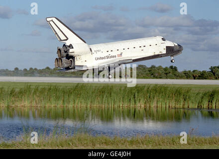 L'orbiteur de la navette spatiale Atlantis atterrit sur la piste 15 du Centre Spatial Kennedy Atterrissage (FSL) à la conclusion de la près de 11 jours de la mission STS-86. Le toucher des roues du train principal était à 5:55:09 HAE, le 6 octobre 1997, avec une mission non officielle-temps écoulé de 10 jours, 19 heures, 20 minutes et 50 secondes. Les deux premières possibilités d'atterrissage du Centre spatial Kennedy le dimanche ont été agité à cause de problèmes météorologiques. Image #  : 97PC-1504 Banque D'Images