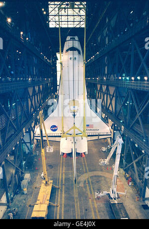 L'Orbiteur Endeavour est suspendu en position verticale à l'intérieur de l'Édifice de l'Assemblée du véhicule où il sera accouplé avec ses propulseurs et d'un réservoir externe. Endeavour est prévue pour voler sur la mission STS-88, le premier vol de la navette spatiale pour l'assemblage de la Station spatiale internationale, le 3 décembre 1998. La charge utile principale sur la mission est l'unité du module de connexion, qui sera jumelé à la Fédération-Module de contrôle Zarya déjà en orbite à l'époque. Image #  : 98PC-1341 Banque D'Images