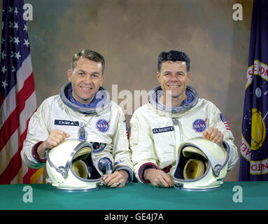 L'original Gemini 9 premier de l'équipage, les astronautes Elliot M. Voir Jr. (à gauche), pilote de commande, et Charles A. Bassett II, pilote, dans les combinaisons spatiales avec leur casque sur la table devant eux. Le 28 février 1966, le premier équipage pour la mission Gemini IX ont été tués lorsque leur siège twin jet T-38 trainer avion s'est écrasé dans un bâtiment dans lequel le vaisseau Gemini ont été fabriqués. Ils étaient en approche finale à l'Aéroport Municipal de Lambert-Saint Louis lorsque de mauvaises conditions météorologiques entravé la capacité du pilote de voir pour faire un bon contact visuel avec la piste. Remarquant l'édifice à la dernière seconde Banque D'Images