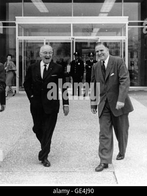 Le 3 novembre 1961, l'ancien président Harry S. Truman a visité le siège de la NASA récemment ouvert, Washington, D.C., accompagné par l'ancien administrateur de la NASA, James E. Webb, il a été présenté avec une collection de modèles de fusées pour sa bibliothèque présidentielle à Independence, Missouri. Image #  : 1961TRUMAN-2 Banque D'Images