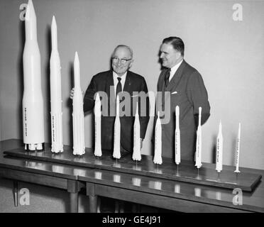 Le 3 novembre 1961, l'ancien président Harry S. Truman a visité le nouveau quartier général de la NASA, Washington, D.C., accompagné par l'ancien administrateur de la NASA, James E. Webb, il a été présenté avec une collection de modèles de fusées pour sa bibliothèque présidentielle à Independence, Missouri. Image #  : TRUMAN-roquettes Banque D'Images