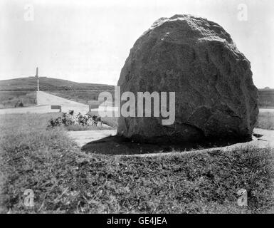 Cette photo montre les frères Wright Monument à la distance sur Kill Devil Hill et le bloc de granite qui marque la place que le premier décollage du premier avion était faite. Le 17 décembre 1903, le premier vol des frères Wright, l'essai d'un appareil plus lourd que l'air, la machine sous tension en Caroline du Nord. Approuvé par le Congrès en 1927, le Mémorial National de Kill Devil Hill a l'arbre commémoratif Wright, un monument en granit 60 pieds. Sur plus de 300 acres, il a été consacré en 1932. Image #  : Monument Banque D'Images