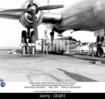 X-1E chargée en B-29 Mothership sur la rampe d'  7605920494 o Banque D'Images