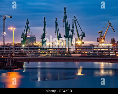 Compte tenu de l'industriel au chantier naval de Gdansk, Pologne nuit. Banque D'Images