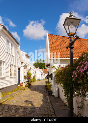 Vue de la cuisine norvégienne traditionnelle maisons en bois blanc, à Stavanger, en Norvège. Banque D'Images