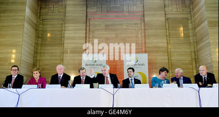 (De gauche à droite) Le ministre en chef du New Jersey Le sénateur Ian Gorst, Premier ministre écossais Nicola Sturgeon, l'Irlande du vice-premier ministre Martin McGuinness, Premier ministre irlandais Enda Kenny, Premier Ministre du Pays de Galles Carwyn Jones, secrétaire d'État pour l'Irlande du Nord, James Brokenshire, Irlande du Premier Ministre Arlene Foster, Ministre en chef de l'île de Man Allan Bell et Guernesey Ministre principal Gavin St Pier, au cours d'une conférence de presse après une réunion d'urgence du Conseil Irlandais britannique à Cardiff, au Temple de la paix, de Cardiff. Banque D'Images