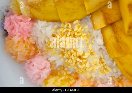 Avec Mango Sticky Rice et de sésame sur le dessus (Thai célèbre) Banque D'Images