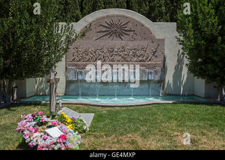 Keene, Californie - Les tombes des United Farm Workers chef César Chávez et son épouse, Helen, à César Chávez National Monument Banque D'Images