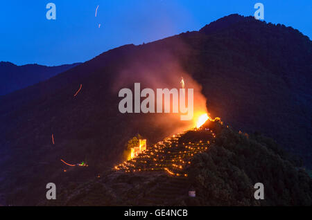 Spitz an der Donau : 1000 Montagne de godet et les ruines du château au cours de l'Hinterhaus midsummer festival avec des torches dans l'vineya Banque D'Images