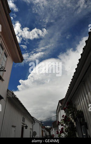 Nuages réunissant plus de toits de petite ville maisons blanches Banque D'Images