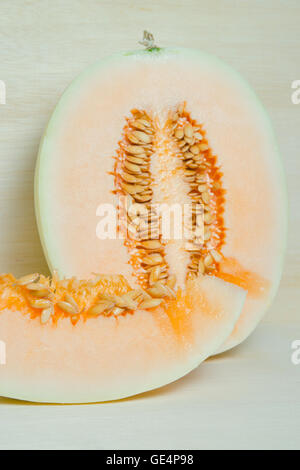 Tranches de cantaloup ou melon charentais ou Cucumis melo var. cantalupensis sur planche de bois contexte Banque D'Images