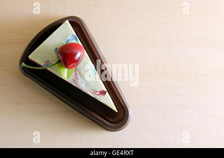 Savon fantaisie en forme de gâteau avec cherry et l'espace vierge Banque D'Images