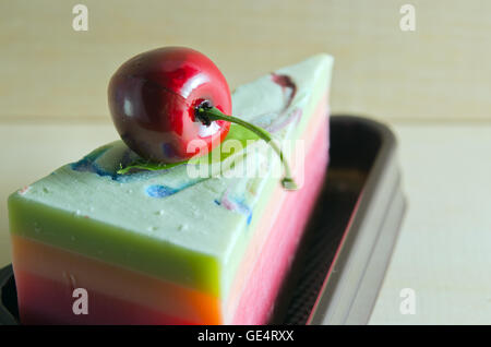 Savon fantaisie en forme de gâteau avec cherry et l'espace vierge Banque D'Images