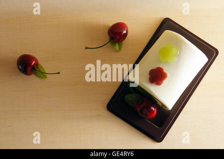 Savon fantaisie en forme de gâteau avec cherry et l'espace vierge Banque D'Images