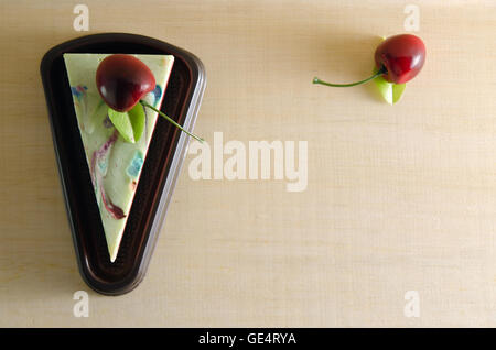 Savon fantaisie en forme de gâteau avec cherry et l'espace vierge Banque D'Images