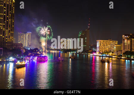 Firework à Chao Phraya à celebration party 2016 compte à rebours Bangkok Thaïlande Banque D'Images