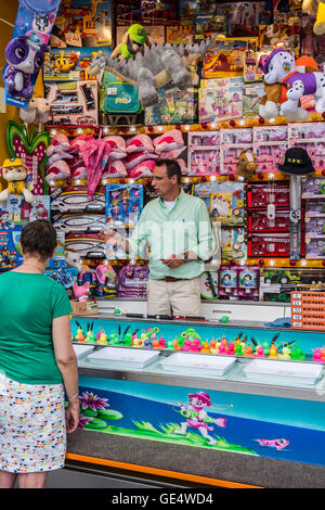 Les jouets sur l'affichage comme prix lors d'un crochet-duck / jeu Duck Pond, parc traditionnel décrochage jeu voyageant à fête foraine Banque D'Images