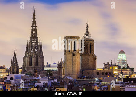 Cathédrale et construction Agbar, paysage urbain, Barcelone, Catalogne, Espagne. Banque D'Images