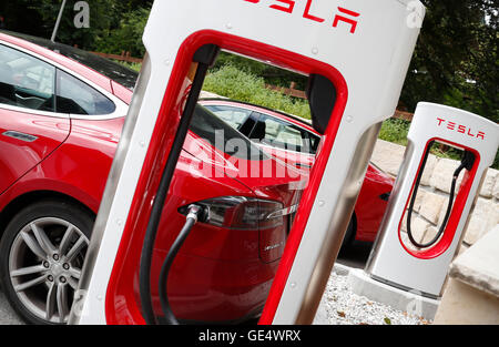 Les voitures électriques Tesla à une powerstation à Lermoos, dans le Tyrol, Autriche à 22. juillet 2016 © Peter Schatz / Alamy Live News Banque D'Images