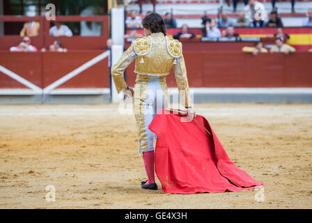 Jaen, Espagne - 17 octobre 2008 : Le torero espagnol Curro Diaz de la corrida avec la béquille dans l'Arène de Jaen, Espagne Banque D'Images