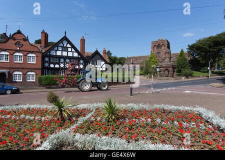 Village de Thornton Hough, Cheshire, Angleterre. Vue pittoresque de Thornton Hough avec St George's Church dans l'arrière-plan. Banque D'Images