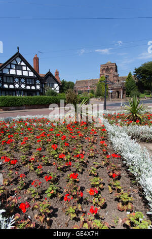 Village de Thornton Hough, Cheshire, Angleterre. Vue pittoresque de Thornton Hough avec St George's Church dans l'arrière-plan. Banque D'Images