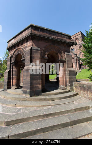 Village de Thornton Hough, Cheshire, Angleterre. Vue pittoresque sur un abri de forme hexagonale au St George's Church. Banque D'Images