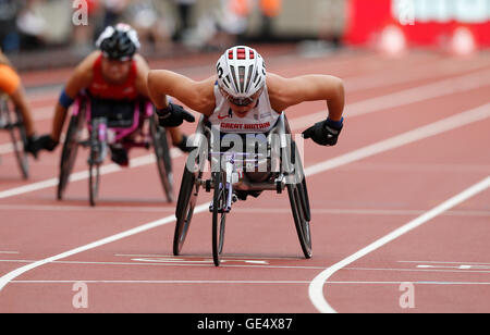 La société britannique Hannah Cockroft remporte le Women's 100m T34 au cours du deuxième jour de l'Anniversaire Muller Jeux dans le stade olympique, le Parc Olympique Queen Elizabeth, Londres. Banque D'Images