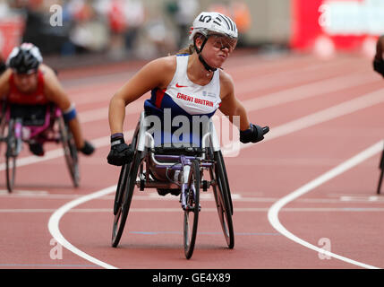 La société britannique Hannah Cockroft remporte le Women's 100m T34 au cours du deuxième jour de l'Anniversaire Muller Jeux dans le stade olympique, le Parc Olympique Queen Elizabeth, Londres. Banque D'Images