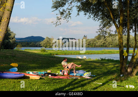 Weitenegg : Oxbow du Danube en Weitenegg pagayeurs et avec une vue sur l''Abbaye de Melk, Autriche, Niederösterreich, Autriche, D Banque D'Images