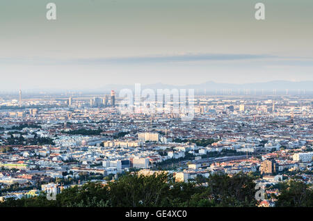 Wien, Vienne : Donauturm , ville du Danube et le centre-ville avec la cathédrale Saint-Étienne , dans l'arrière-plan le massif des Carpates fr Banque D'Images