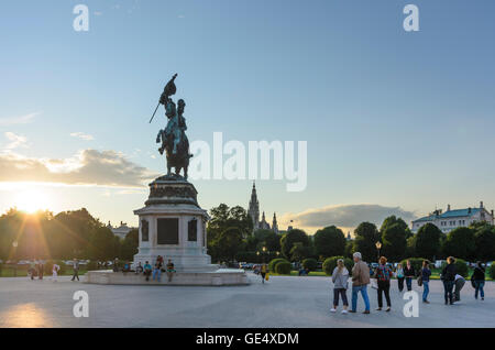 Wien, Vienne : statue équestre de l'Archiduc Karl sur Heldenplatz au coucher du soleil , dans l'arrière-plan l'hôtel de ville , le Burgtheater, UN Banque D'Images