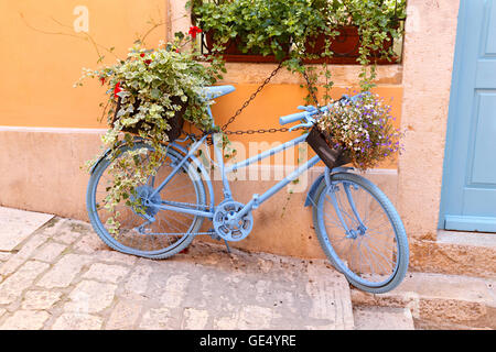 Vieux vélo avec des fleurs dans la rue Vieille ville de Rovinj Banque D'Images