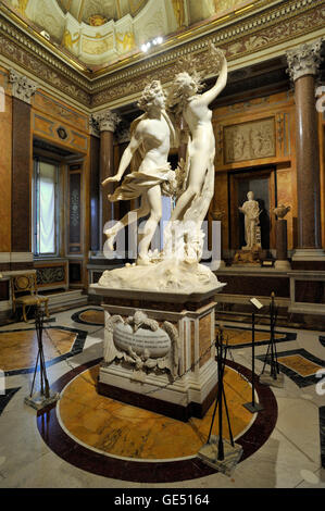 Italie, Rome, Galleria Borghese, Gian Lorenzo Bernini, sculpture en marbre d'Apollon et de Daphne (AD 1622-1625) Banque D'Images