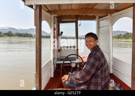 Bateau sur le Mékong au Laos Banque D'Images