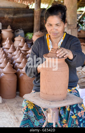 Village de potiers de Ban Tchan , à côté de Luang Prabang au Laos Banque D'Images