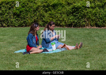 Deux jeunes femmes, les jeunes femmes, les étudiantes, étudiants, Sonoma State University, ville, Rohnert Park, dans le Comté de Sonoma, en Californie Banque D'Images