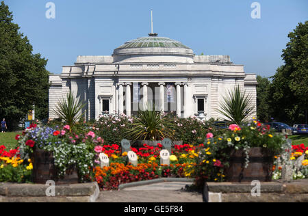 Village de Port Sunlight, Angleterre. vue d'été de la pittoresque et william segar owen conçu levier dame art gallery. Banque D'Images