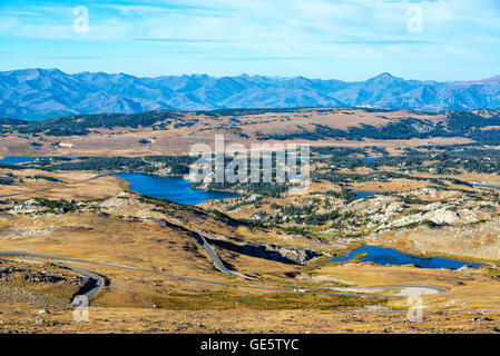 Vue sur les lacs et montagnes dans la forêt nationale de Shoshone dans les montagnes de Beartooth, dans le Montana et le Wyoming Banque D'Images