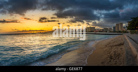 Magnifique Waikiki pendant le coucher du soleil à Hawaii Banque D'Images