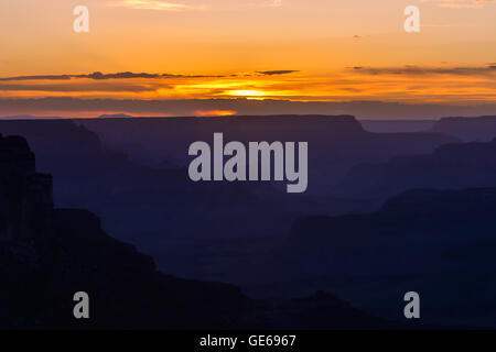 Silhouette de Canyon South Rim dans le Parc National du Grand Canyon au coucher du soleil, monument de classe mondiale dans le monde Banque D'Images
