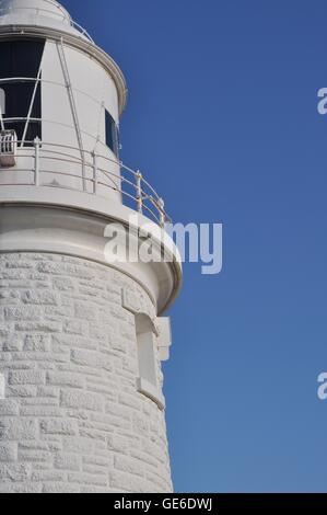 Résumé du livre blanc de la côté peint Woodman Point Lighthouse faites de brique calcaire avec un ciel bleu dans l'ouest de l'Australie Banque D'Images