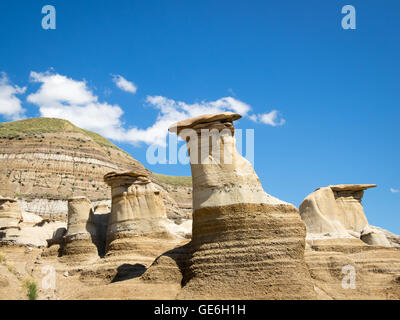 Cheminées, suppression des formations géologiques, dans les badlands juste à l'extérieur de Drumheller, Alberta, Canada. Banque D'Images