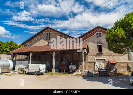 Saint-chinian, FRANCE - 25 juillet 2015 : Détail de Cruzy cave à vin en France. Fondée en 1933, produit actuellement 25 000 hectolitres de vins Banque D'Images