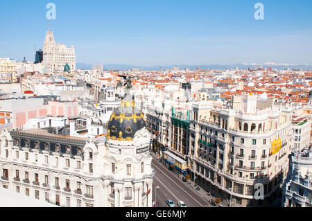 La rue Gran Via à partir de la terrasse du Circulo de Bellas Artes. Madrid, Espagne. Banque D'Images