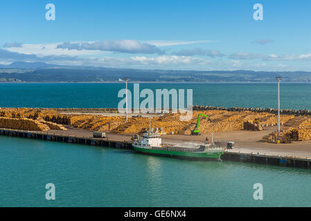 Exportation de grumes de NZ tous les pile up attendre le prochain navire de venir au port de Wellington, Nouvelle-Zélande Banque D'Images